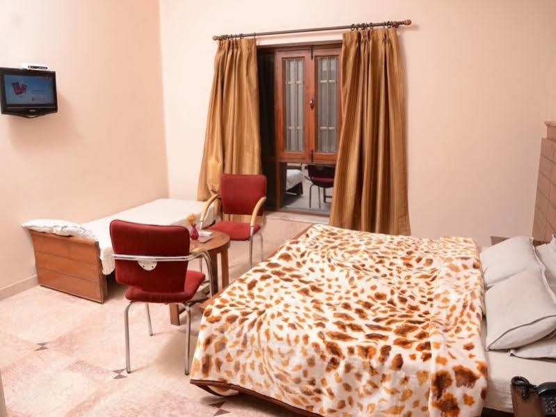 Capital O 10953 Dayal Lodge - A Boutique Hotel Agra  Exteriör bild